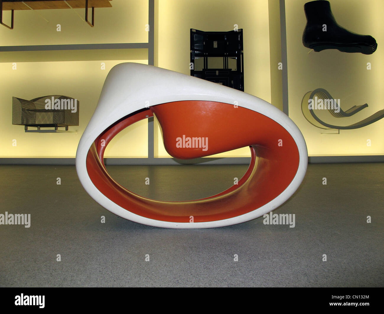 Muebles de diseño Pinakothek der Moderne Museo de Arte Moderno Fotografía  de stock - Alamy