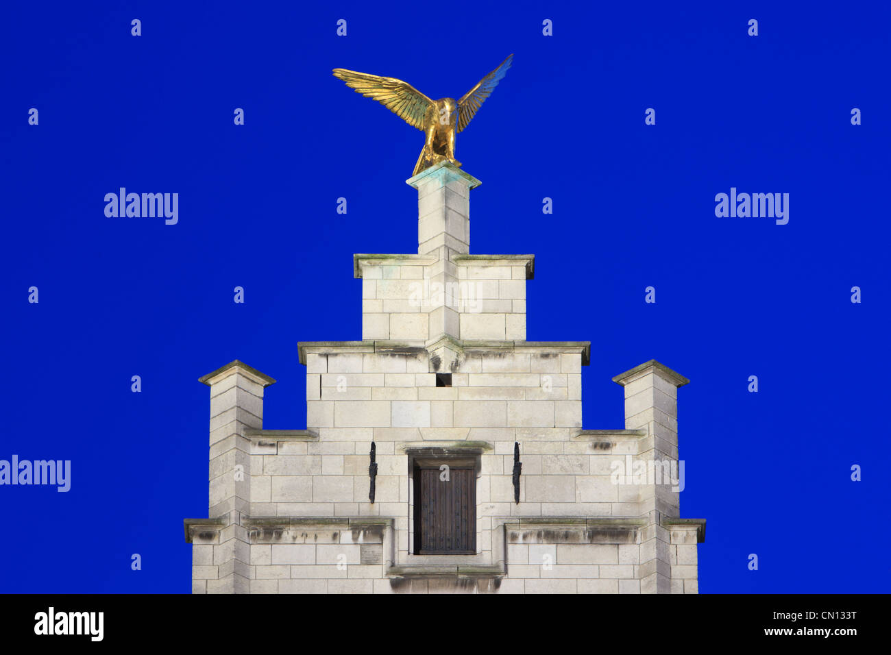 Estatua de oro de un halcón en la parte superior de una casa en la plaza del mercado en Antwerp, Bélgica. Foto de stock