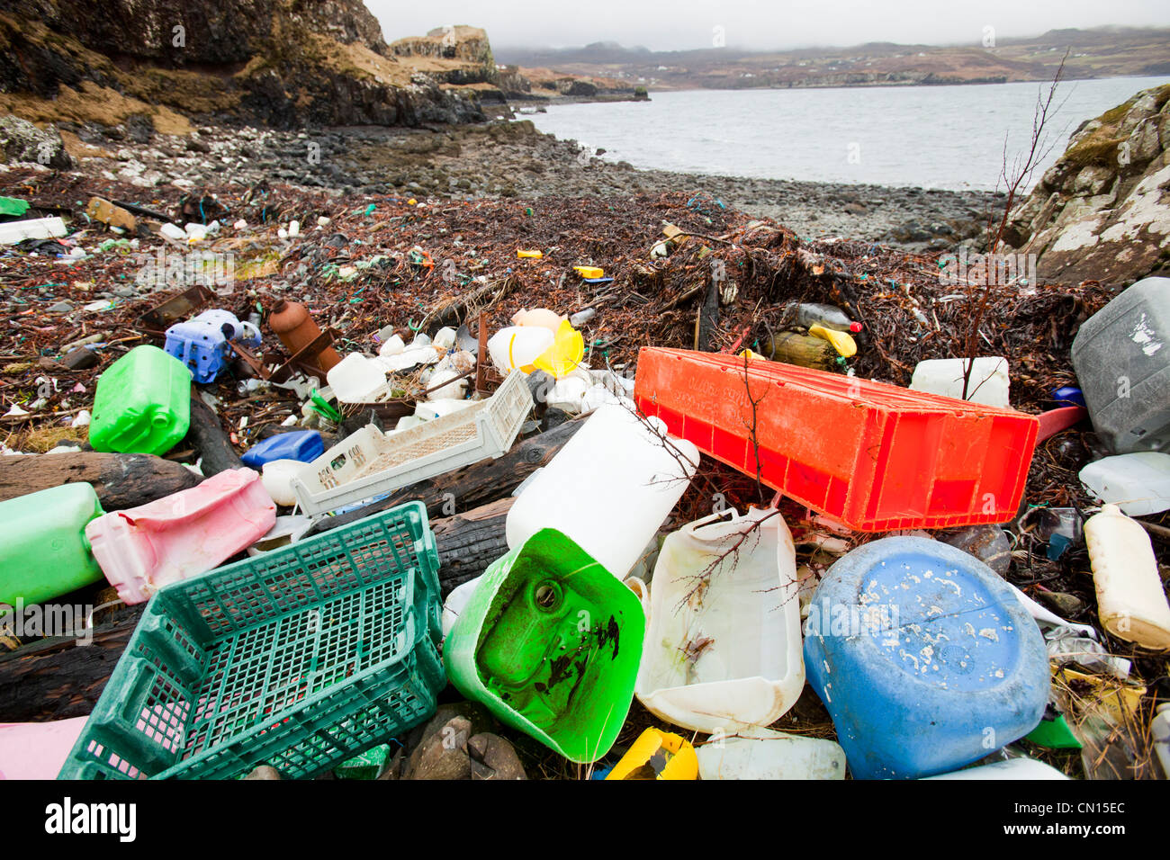 Desechos de plástico arrastrado en Ardtreck Bay en la Isla de Skye, Escocia, Reino Unido. Foto de stock