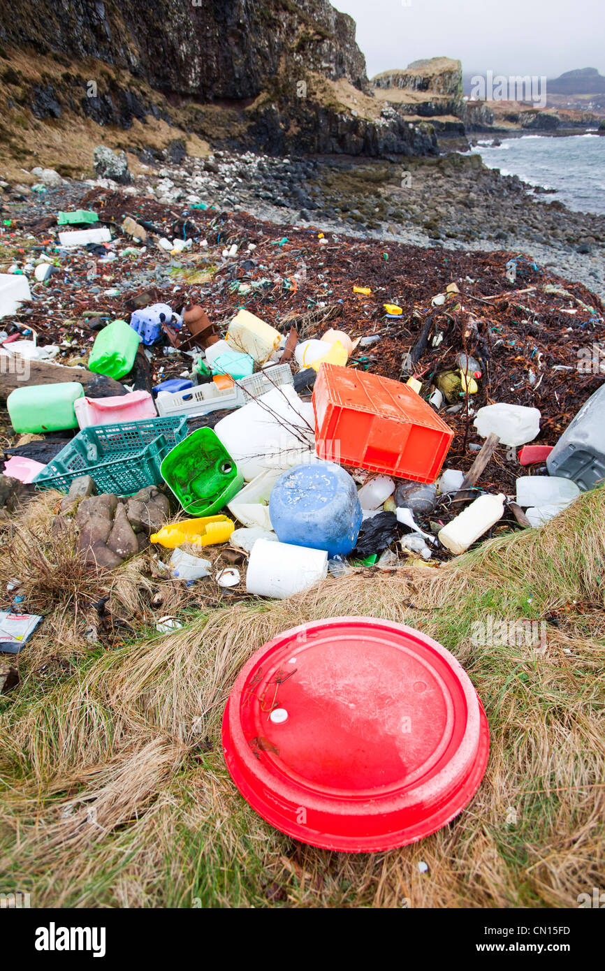 Desechos de plástico arrastrado en Ardtreck Bay en la Isla de Skye, Escocia, Reino Unido. Foto de stock