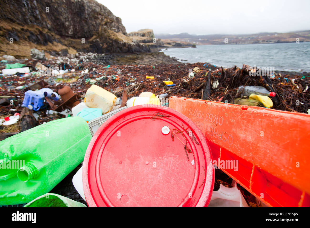 Desechos de plástico arrastrado en Ardtreck Bay en la Isla de Skye, Escocia, Reino Unido. Foto de stock