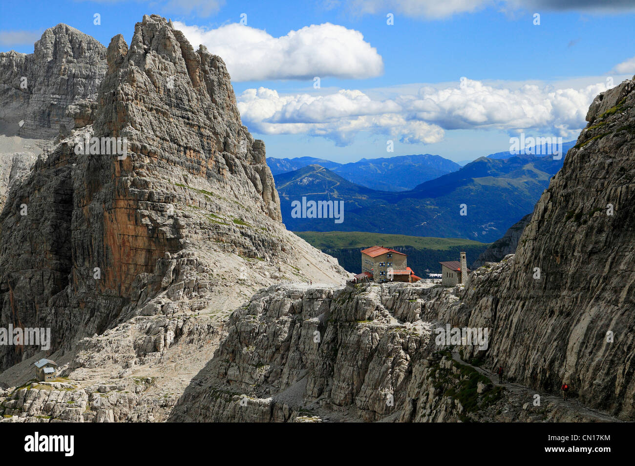 Italia, Trentino-Alto Adigio, dolomitas, grupo de Brenta, Via del Bocchette, trail Alte y Centrali, refugio Pedrotti Foto de stock