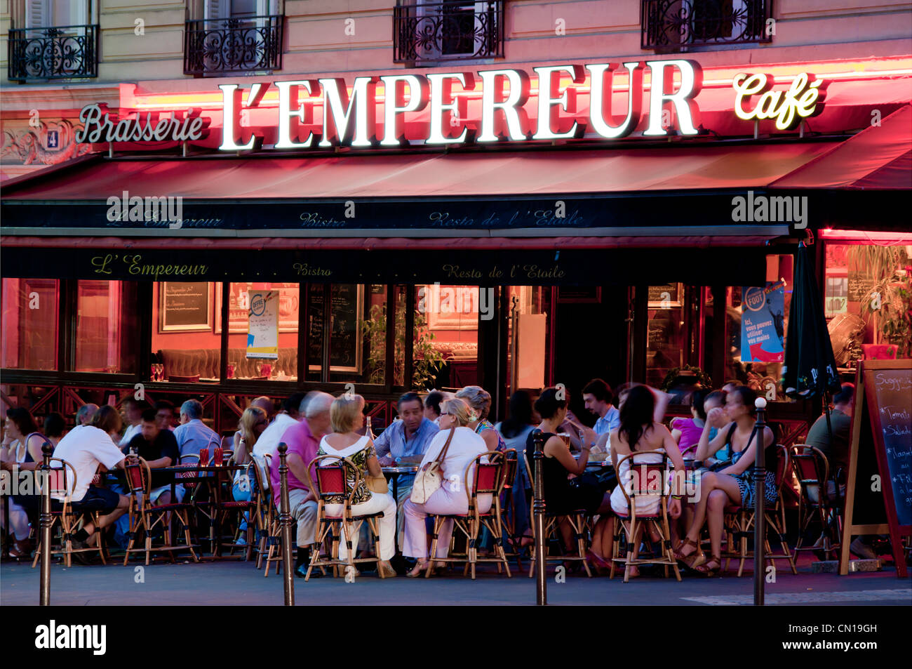 Europa, Francia, París, cafés al aire libre la noche Foto de stock