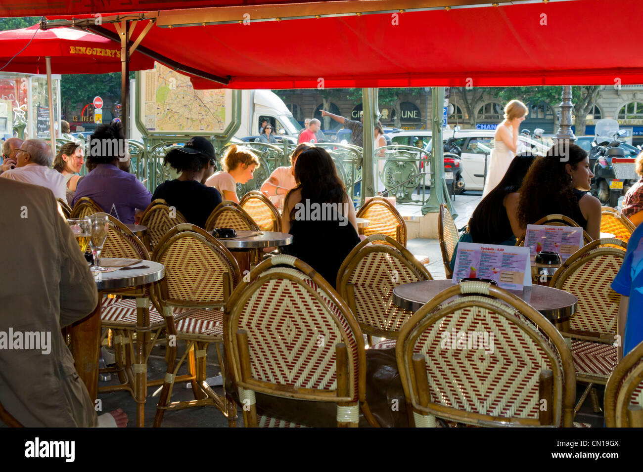 Europa, Francia, París, cafés al aire libre día Foto de stock