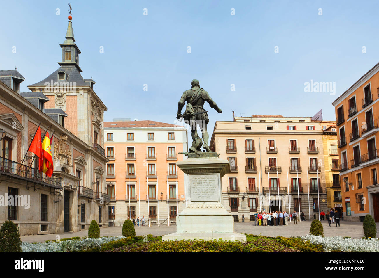 Madrid, España. Plaza de la Villa, con la estatua de Álvaro de Bazán