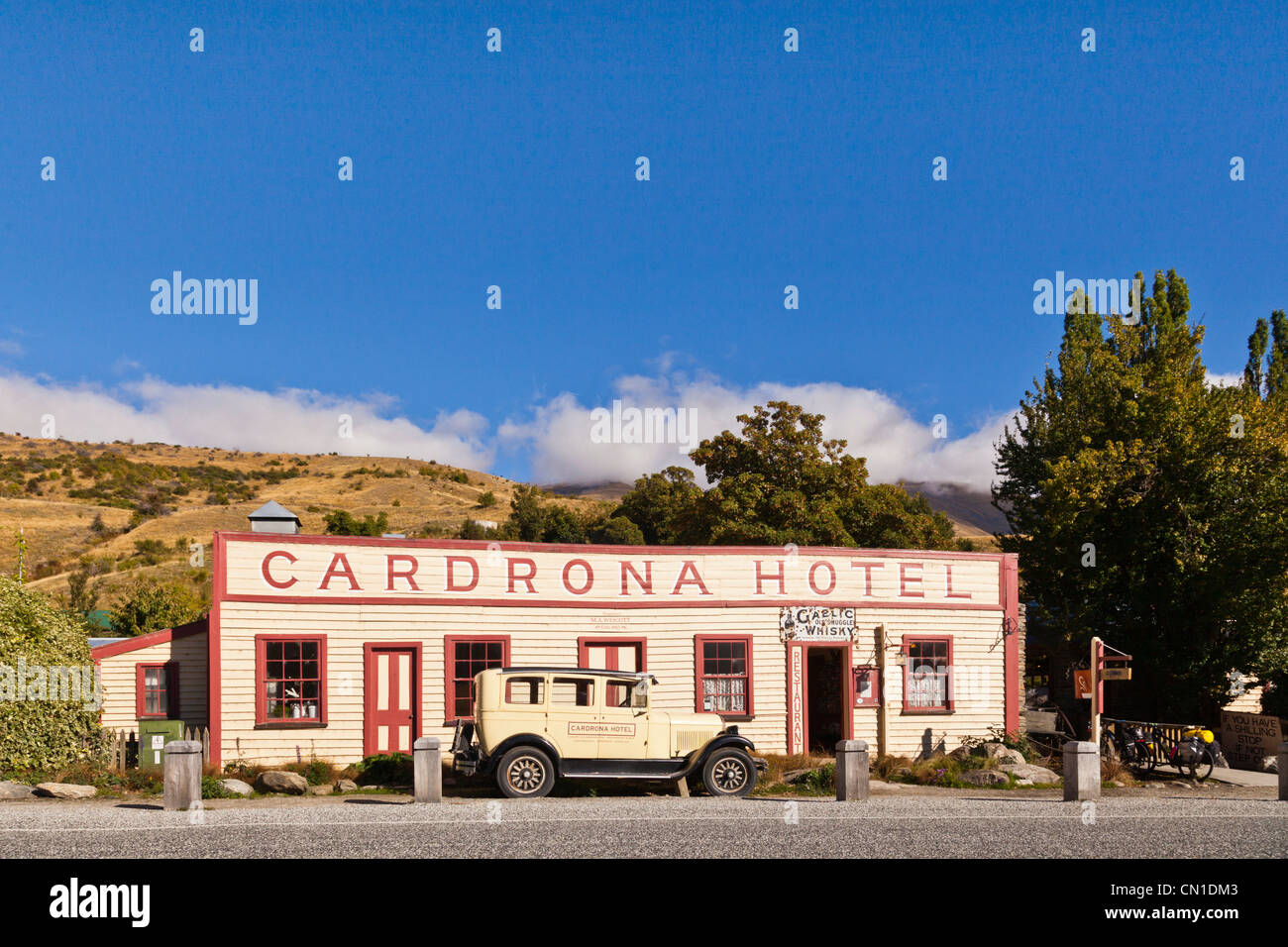 Cardrona es un antiguo asentamiento en goldrush Crown Range Road entre Wanaka y Queenstown. Foto de stock