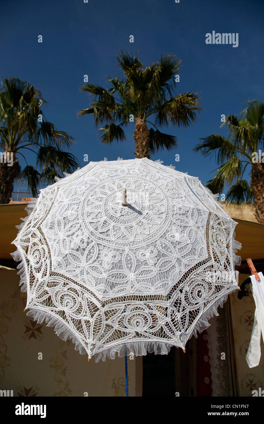 Paraguas de encaje fotografías e imágenes de alta resolución -