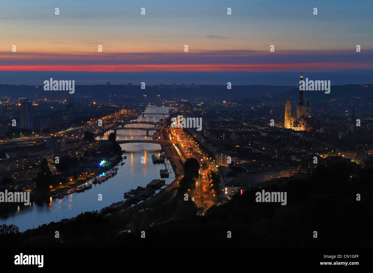 Francia, Seine Maritime, Rouen, vista sobre el Sena y el centro de la ciudad Foto de stock
