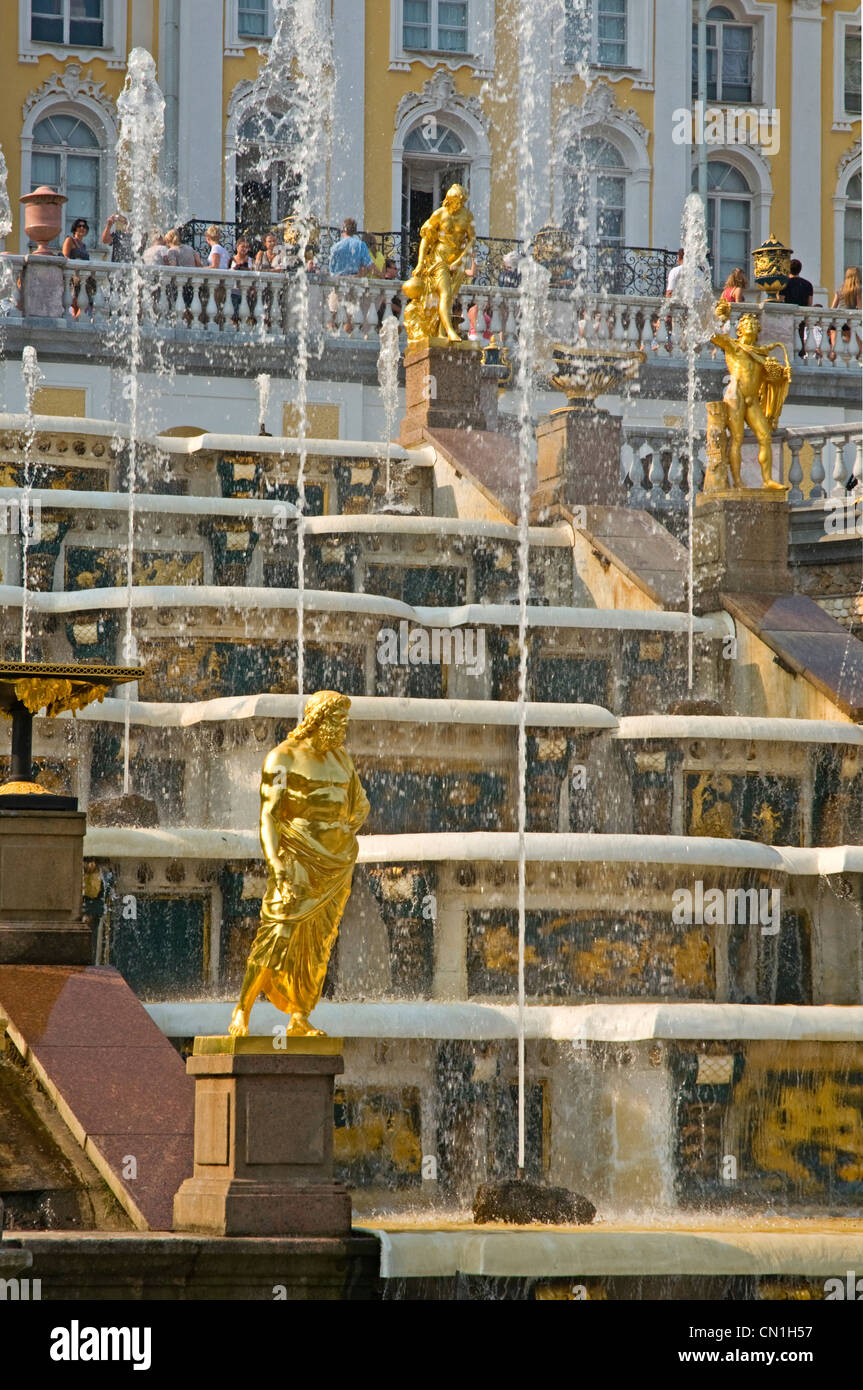 San Petersburgo, Rusia Palacio Peterhof (Petrodvorets a principios del siglo xviii) Palacio de Pedro el Grande Vista del Grand Cascade Foto de stock