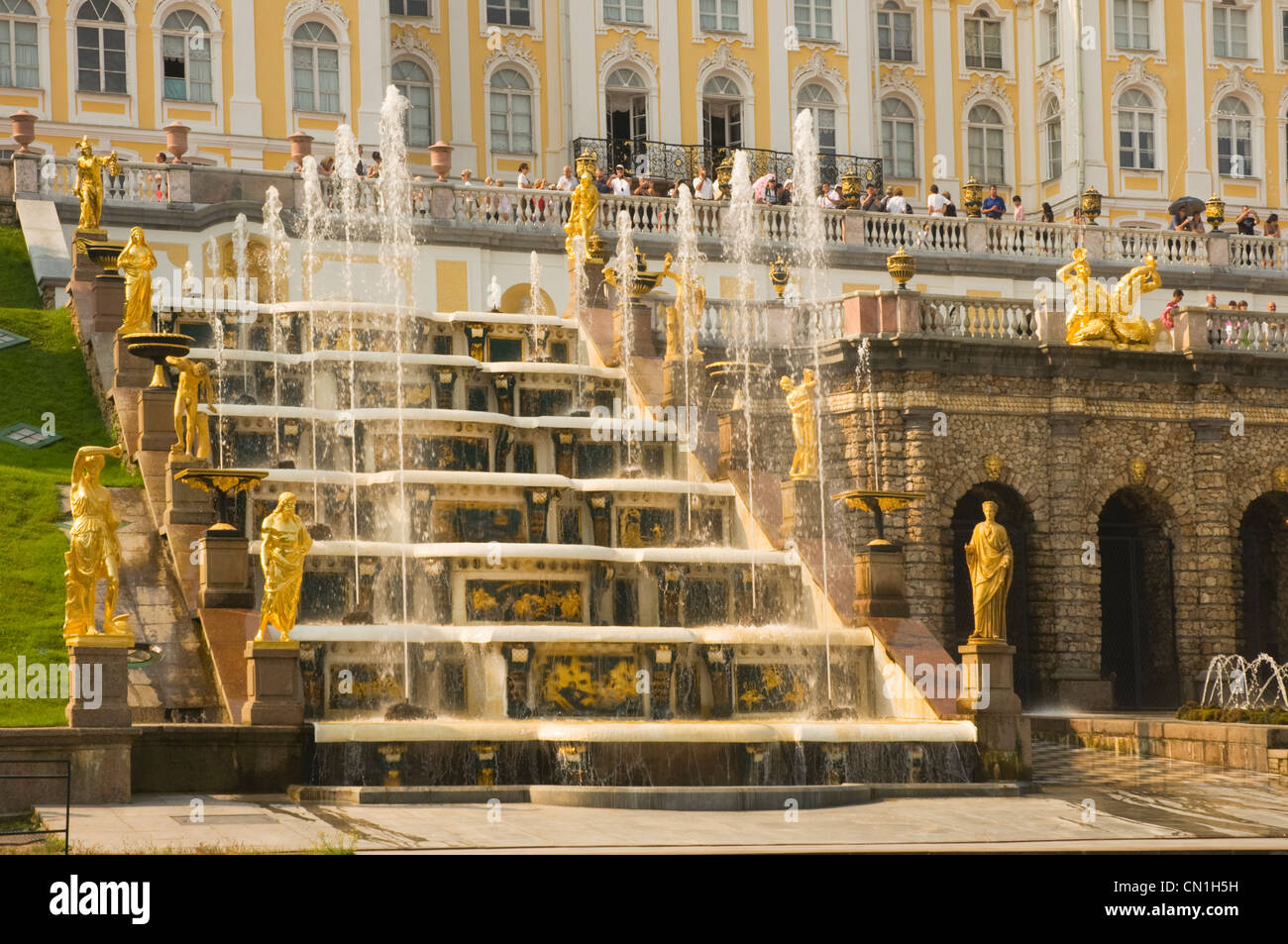 San Petersburgo, Rusia Palacio Peterhof (Petrodvorets a principios del siglo xviii) Palacio de Pedro el Grande Vista del Grand Cascade Foto de stock