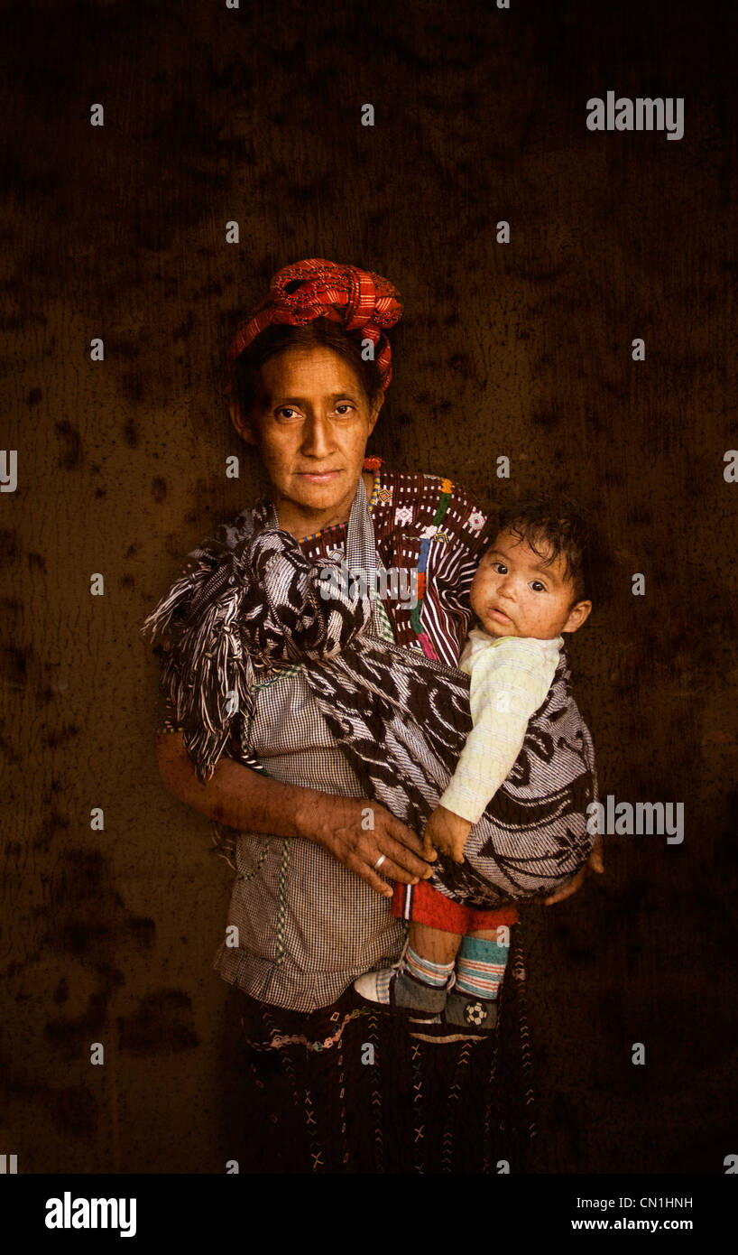 Una mujer Maya y a su nieto en Huehuetenango, Guatemala Foto de stock