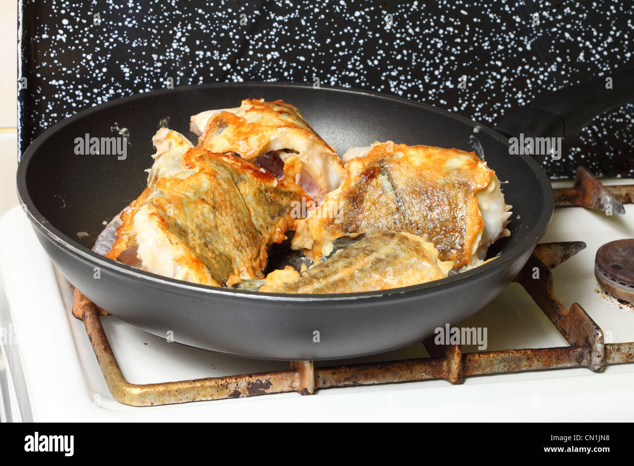 A pan-fry sth materias Bacalao Filete de pescado en la cocina Foto de stock