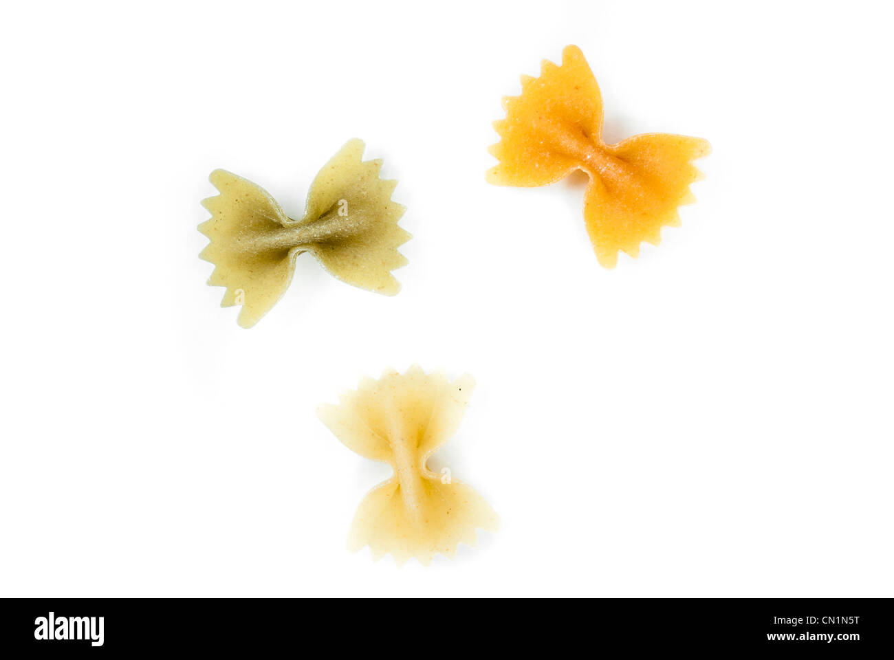 Pasta Farfalle sobre un fondo blanco. Foto de stock