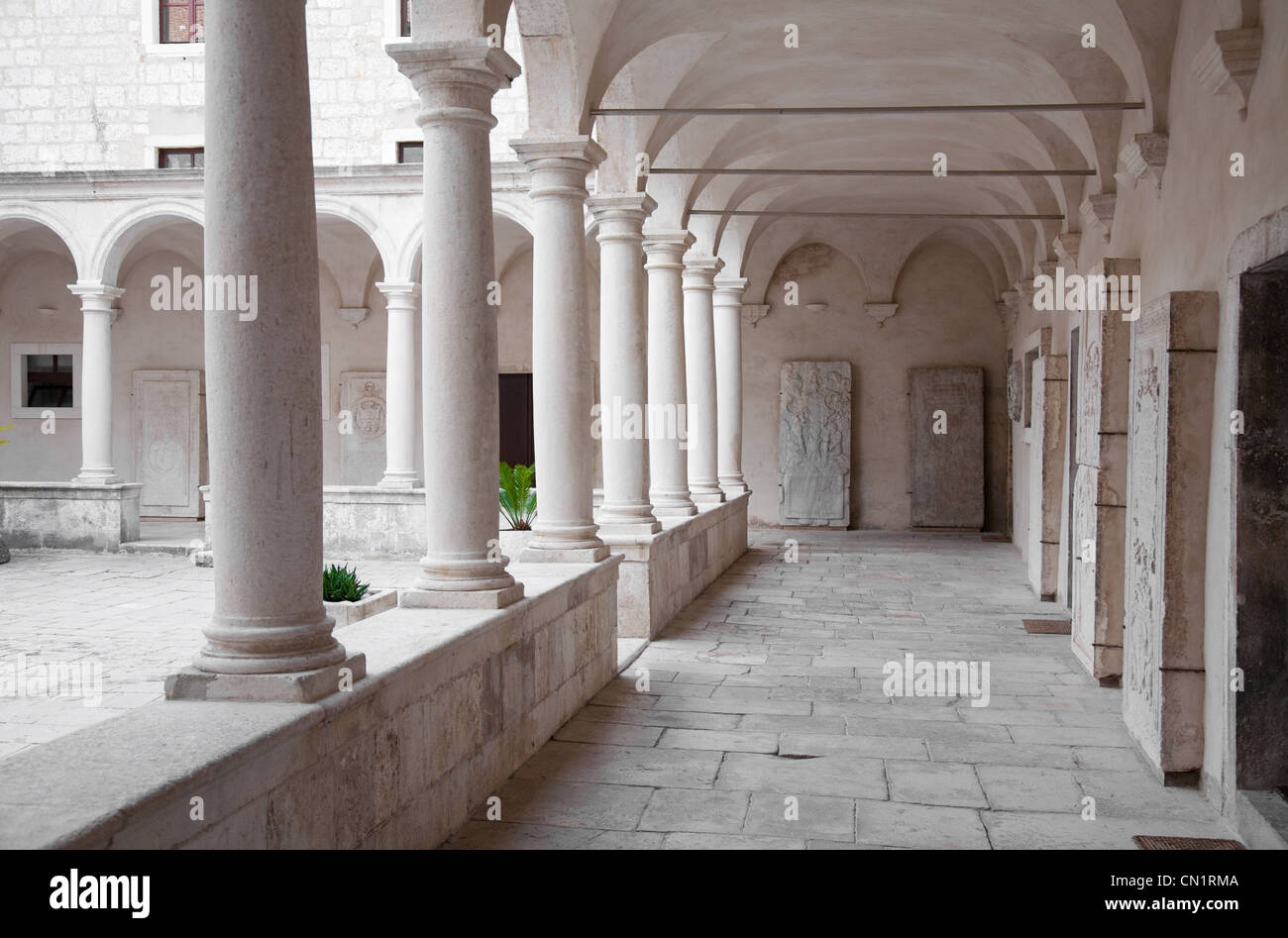Claustro del monasterio franciscano de Zadar, Croacia Foto de stock