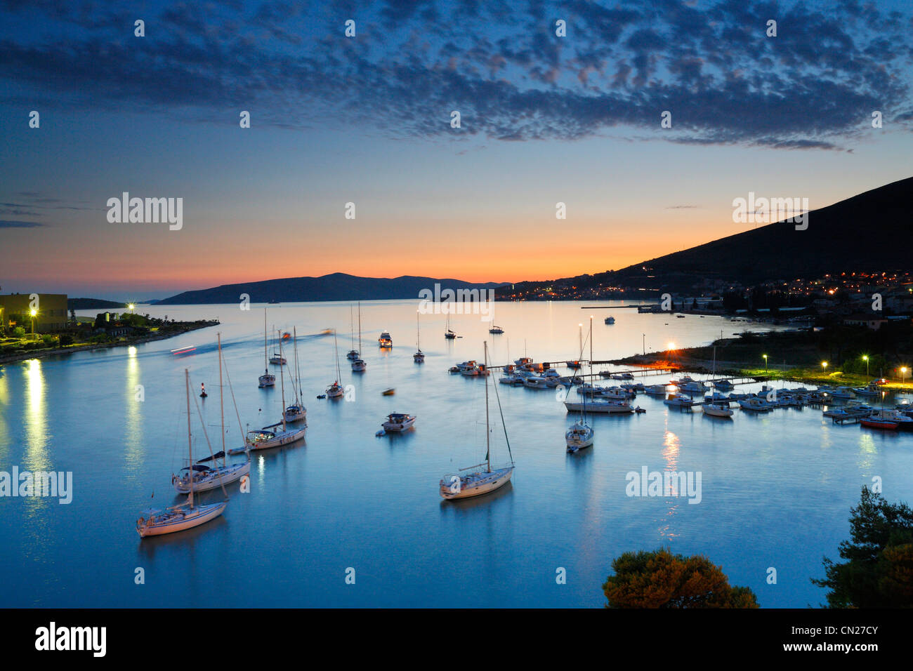 Veleros docking por ciudad vieja Trogir en Dalmacia al atardecer. Foto de stock