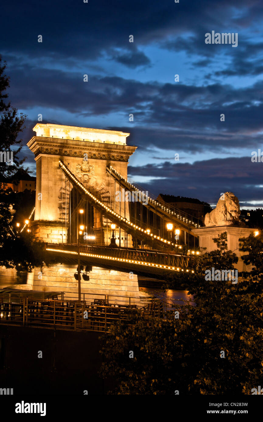 El Puente de la cadena,anochecer,Budapest,Hungría. Foto de stock