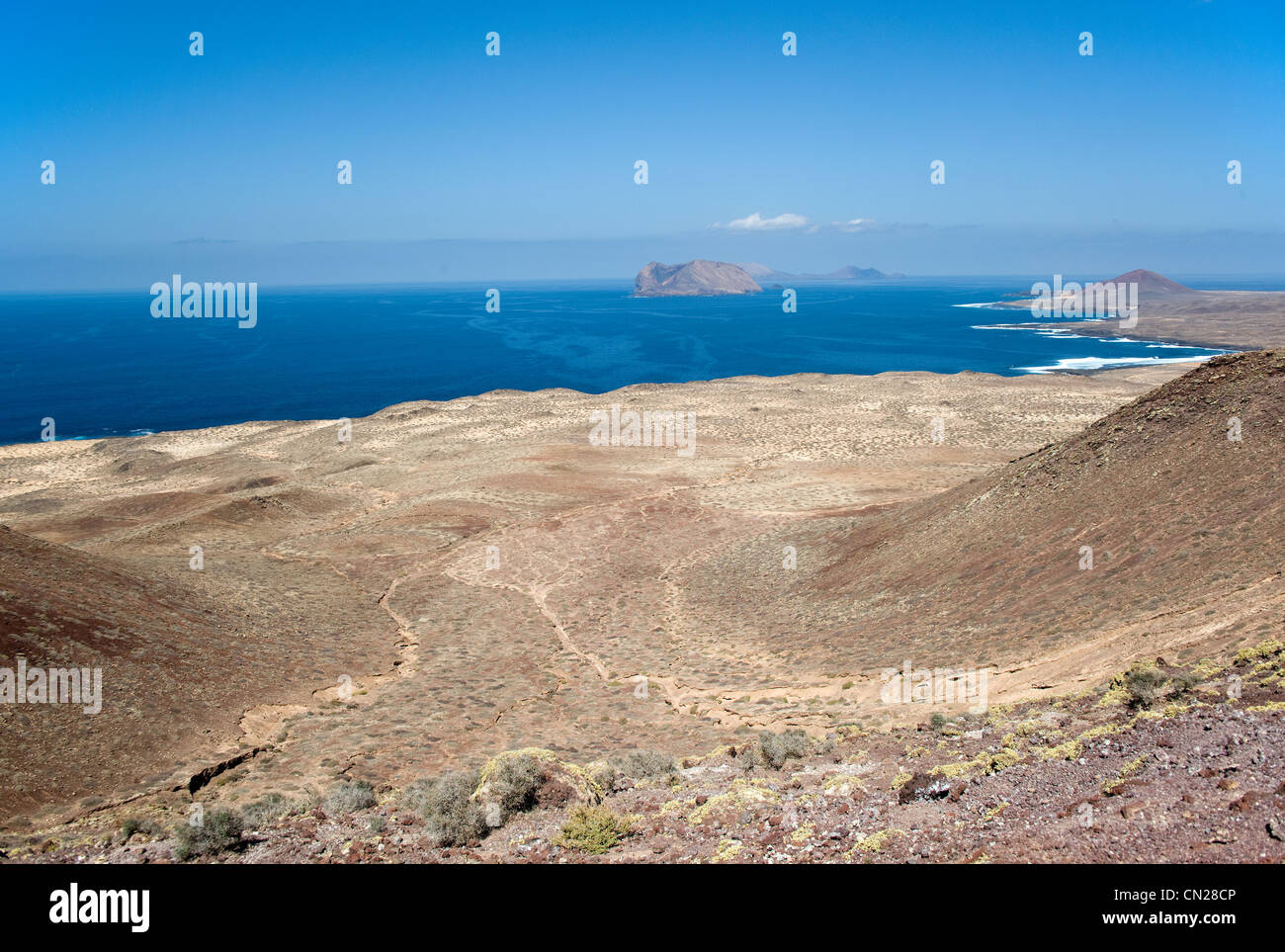 Mirando desde la isla de La Graciosa hacia la Isla de Montaña Clara, Islas Canarias, España Foto de stock