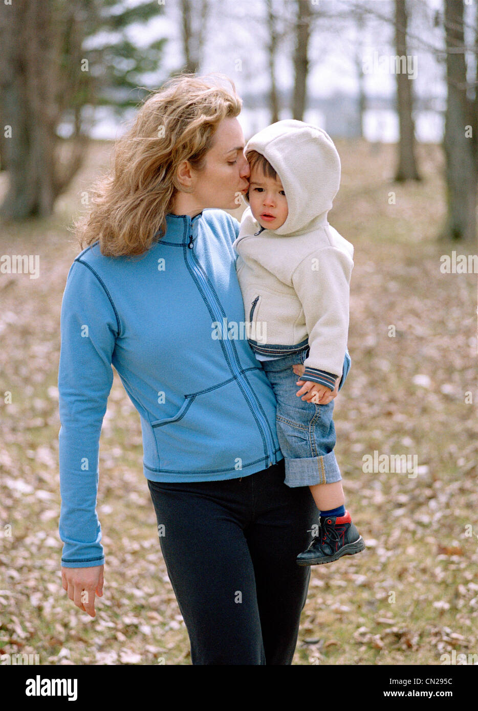 Madre Hijo beso en la mejilla, Rene Levesque Park, Montreal, Quebec Foto de stock