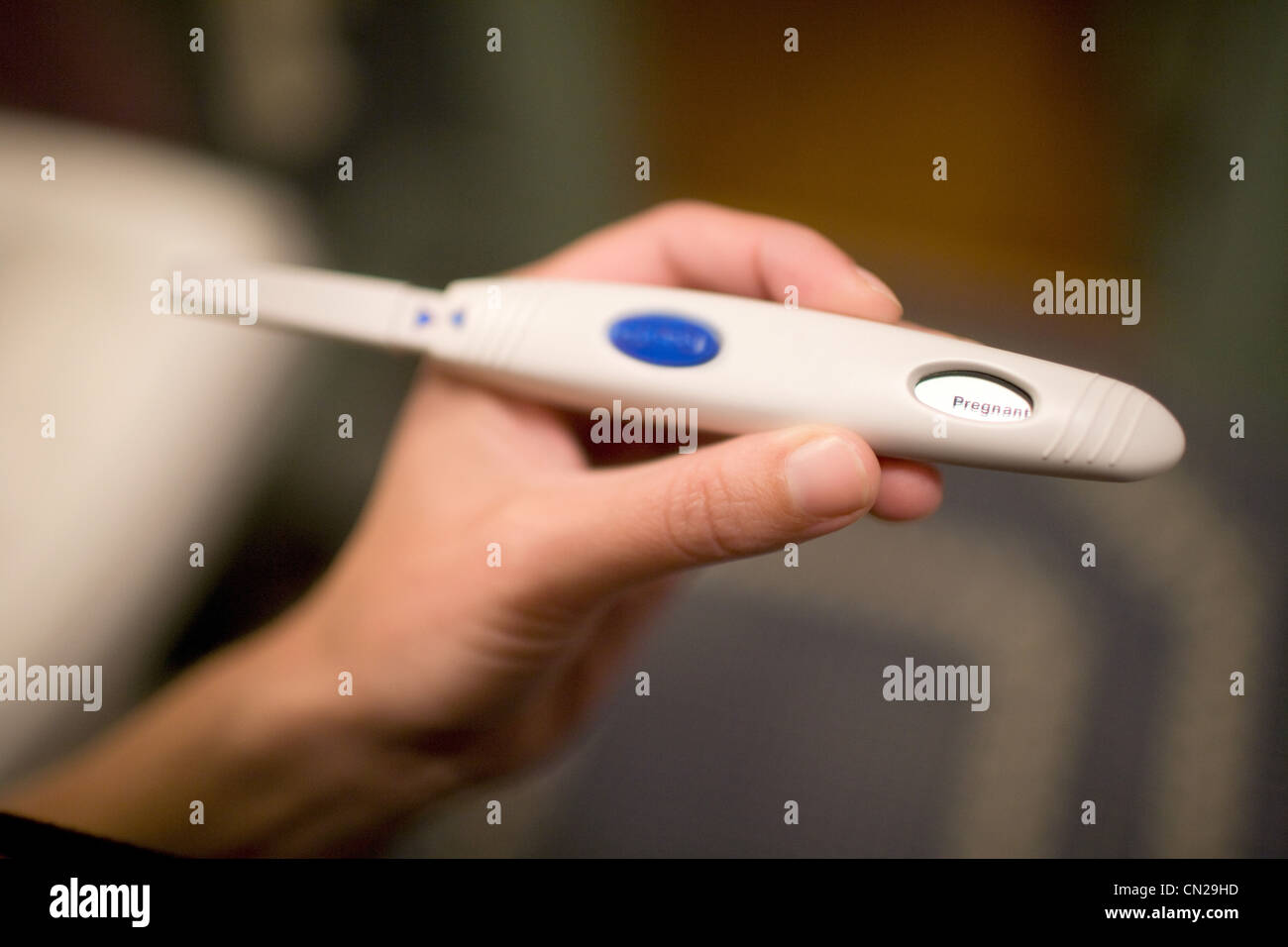 Mujer sosteniendo test de embarazo Foto de stock
