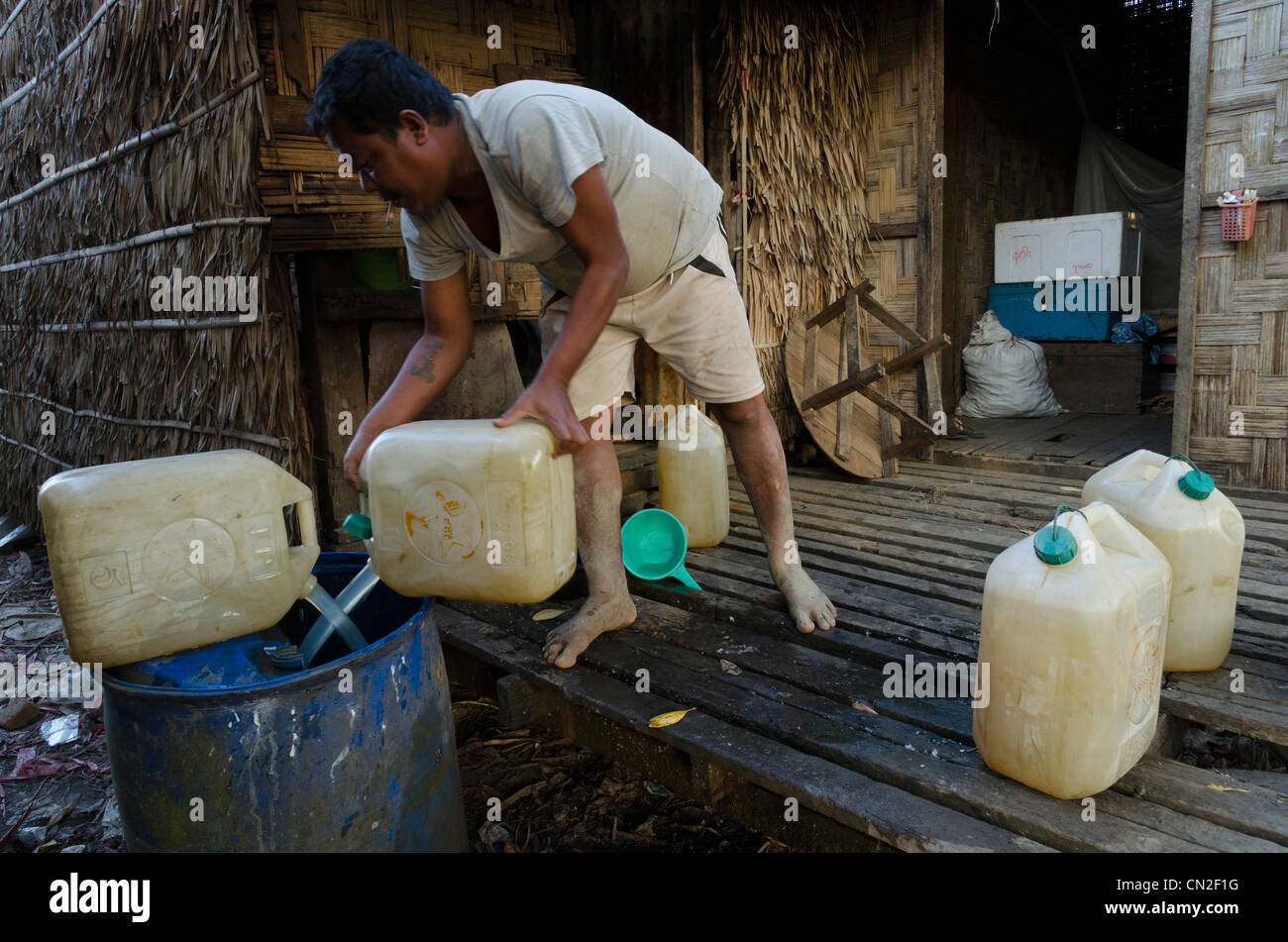 El suministro de agua potable de un estanque de lluvia. Yae Twin Saik village. Delta del Irrawaddy. Myanmar. Foto de stock