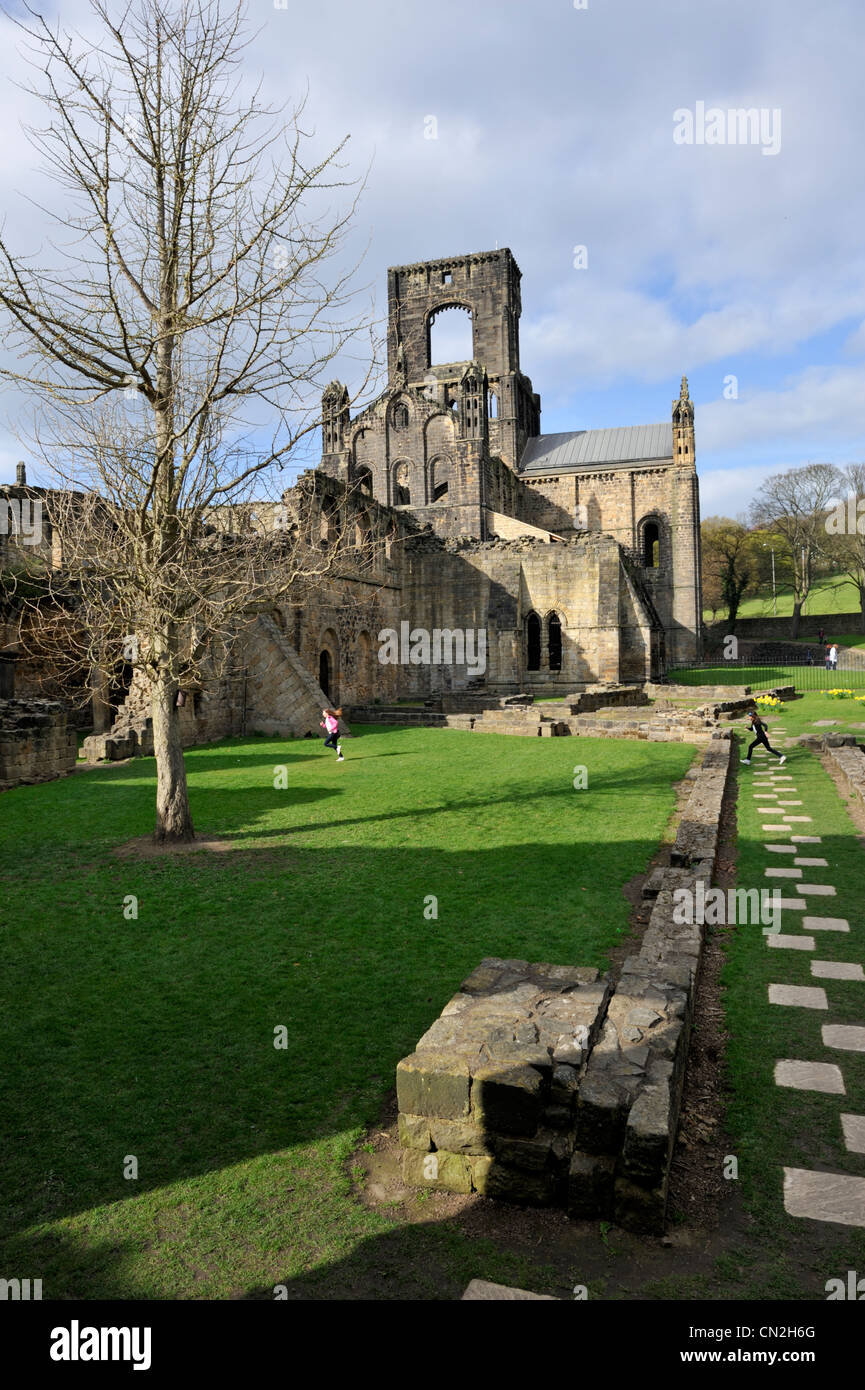 Kirkstall Abbey, las ruinas del monasterio cisterciense, Leeds, West Yorkshire Foto de stock