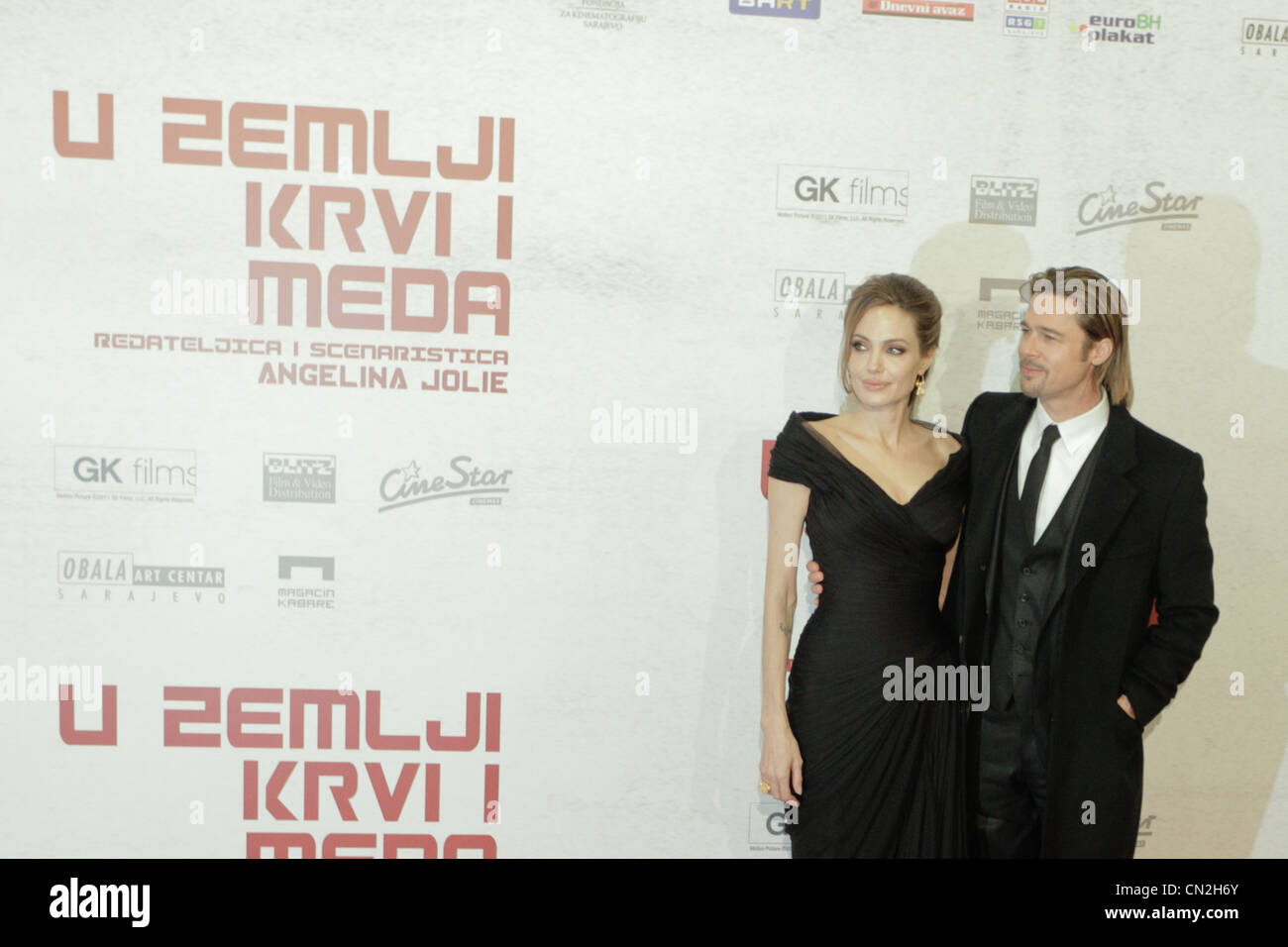 El director y la actriz estadounidense Angelina Jolie, acompañada de Brad Pit direcciones a periodistas durante la gala premiere en Sarajevo. Ang Foto de stock