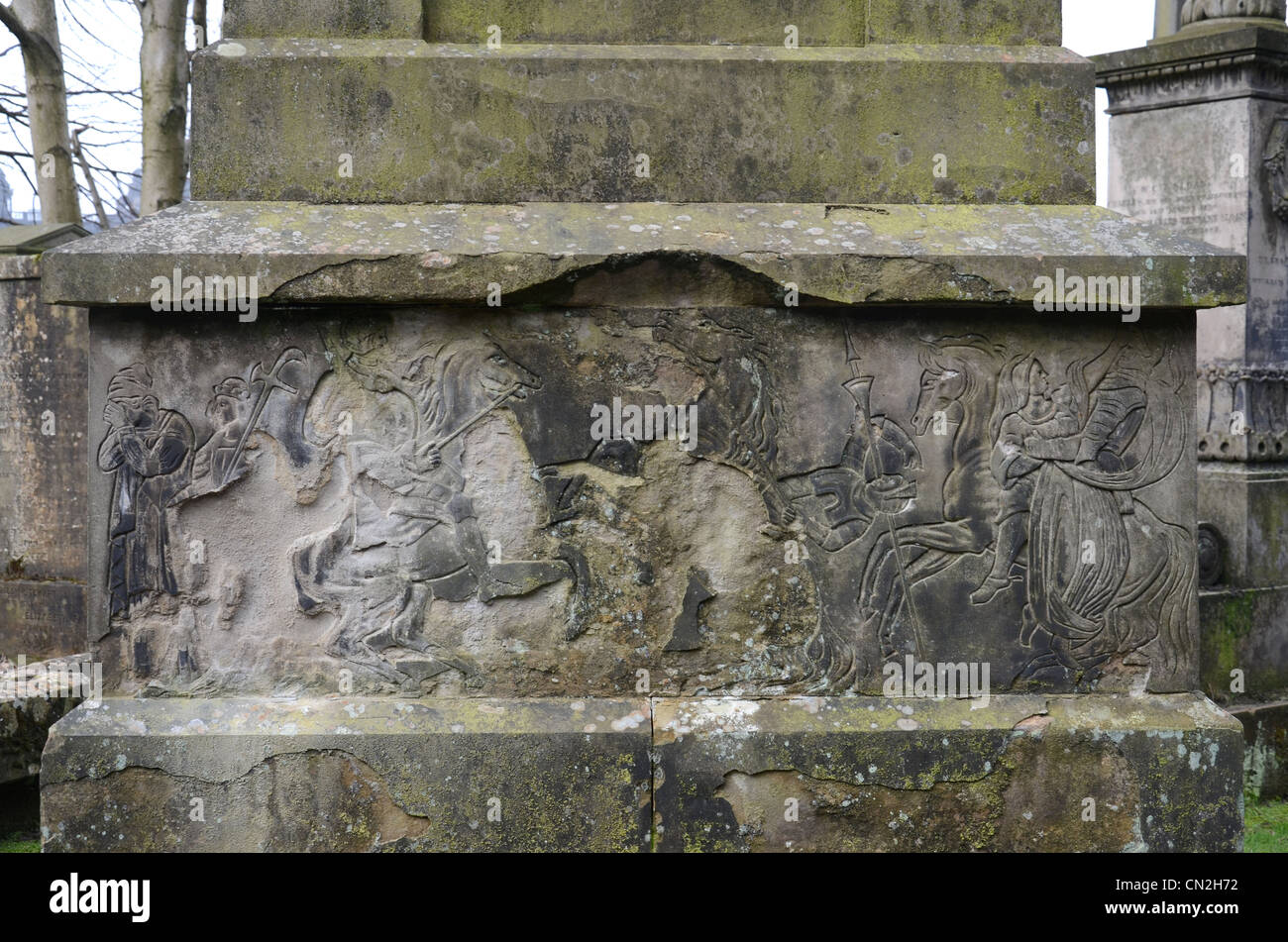 Desgastados y dañados friso en un monumento de la Necrópolis de Glasgow. Foto de stock