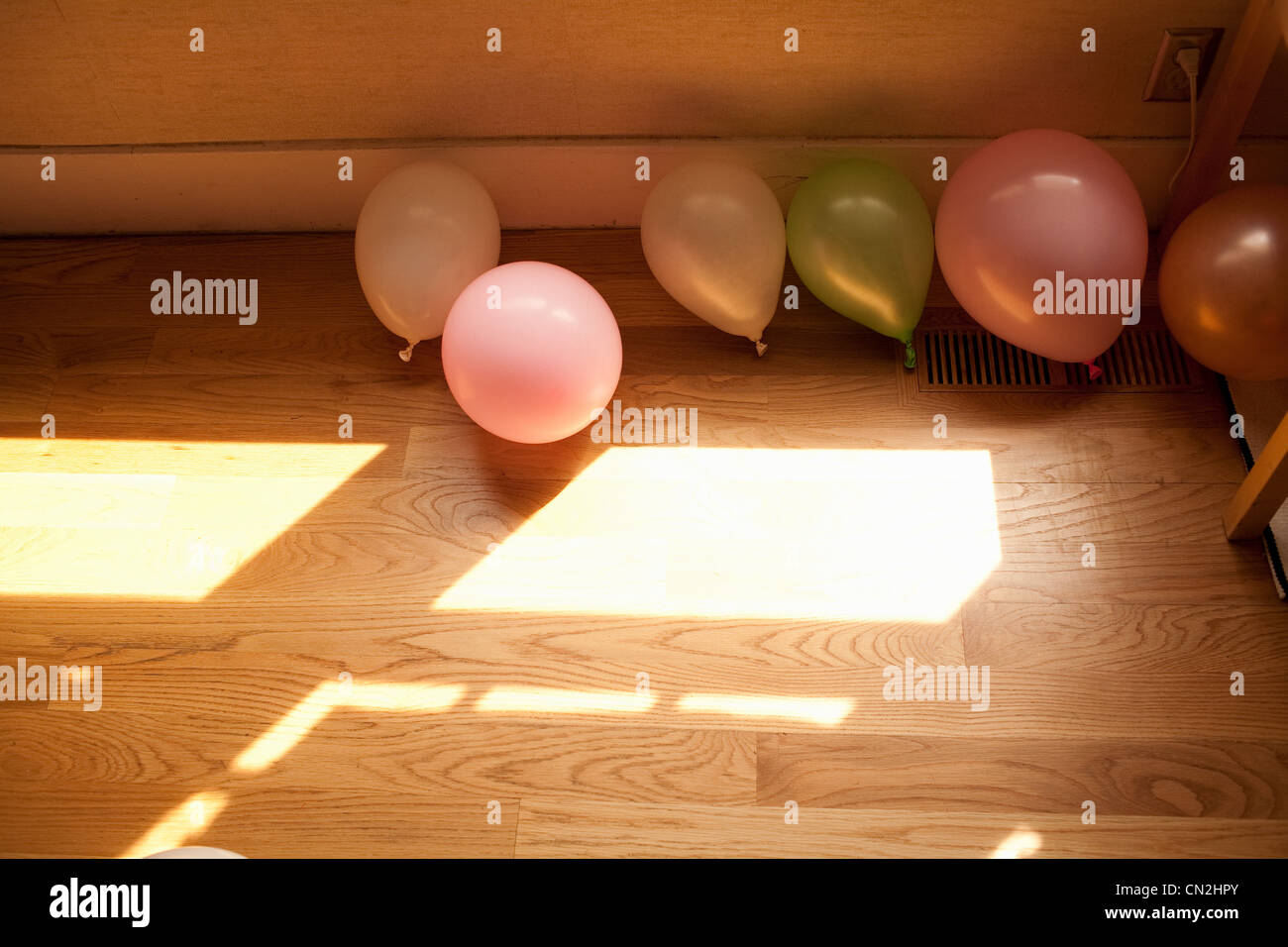 Globos sobre un piso de madera Foto de stock