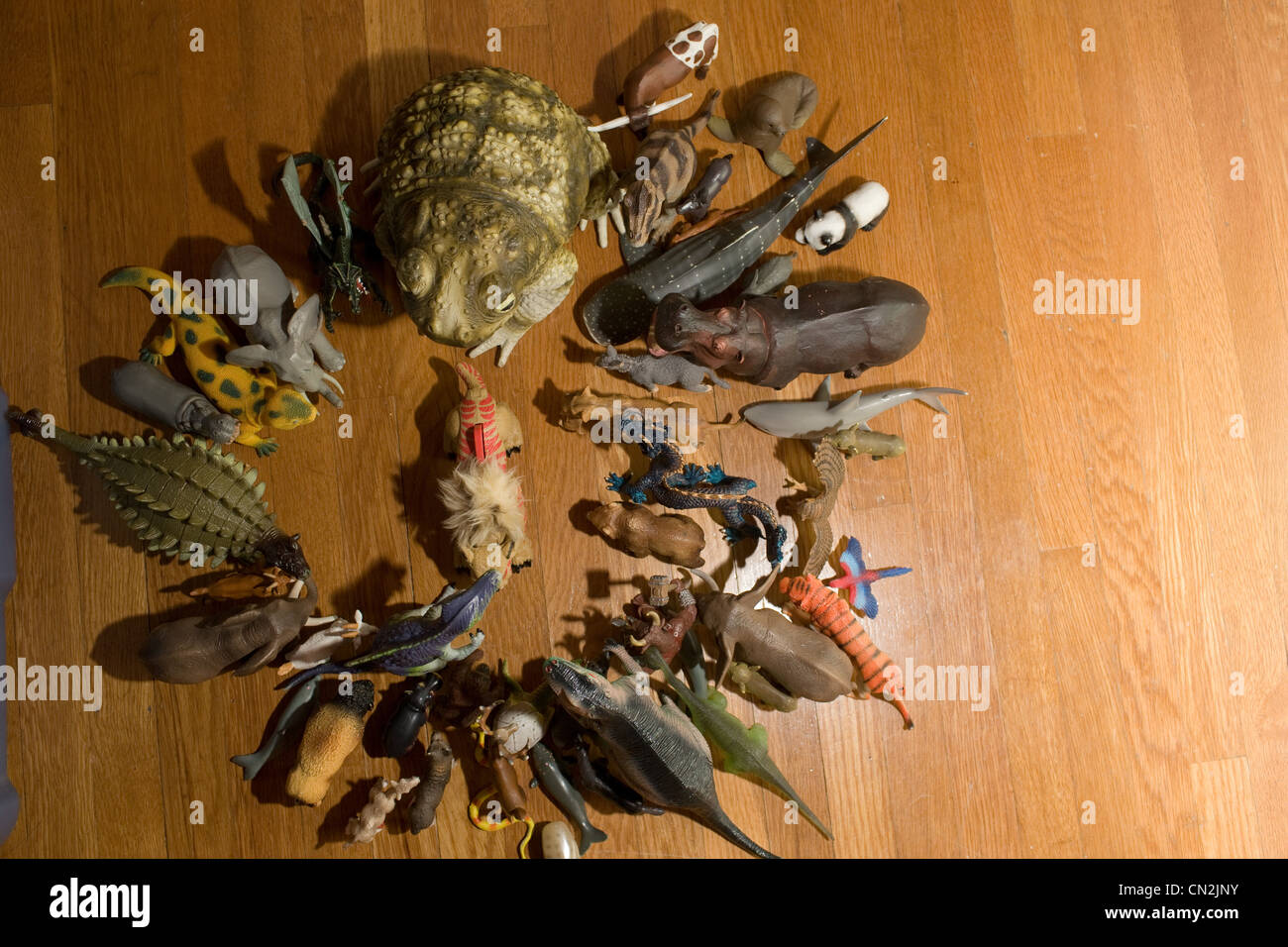 Los animales de juguete en el piso Foto de stock