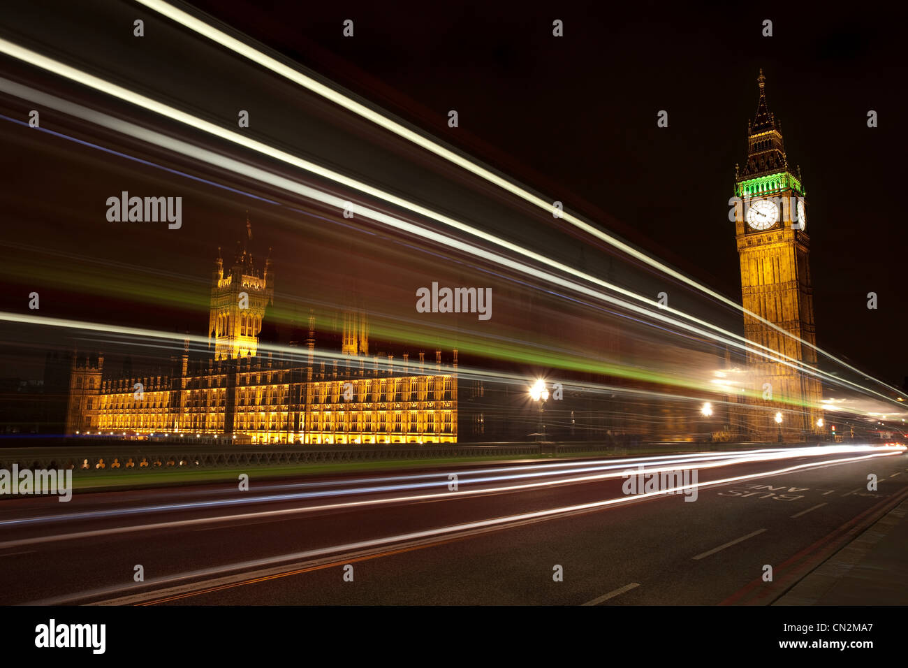 Estelas de luz y el Palacio de Westminster, Londres, Reino Unido Foto de stock