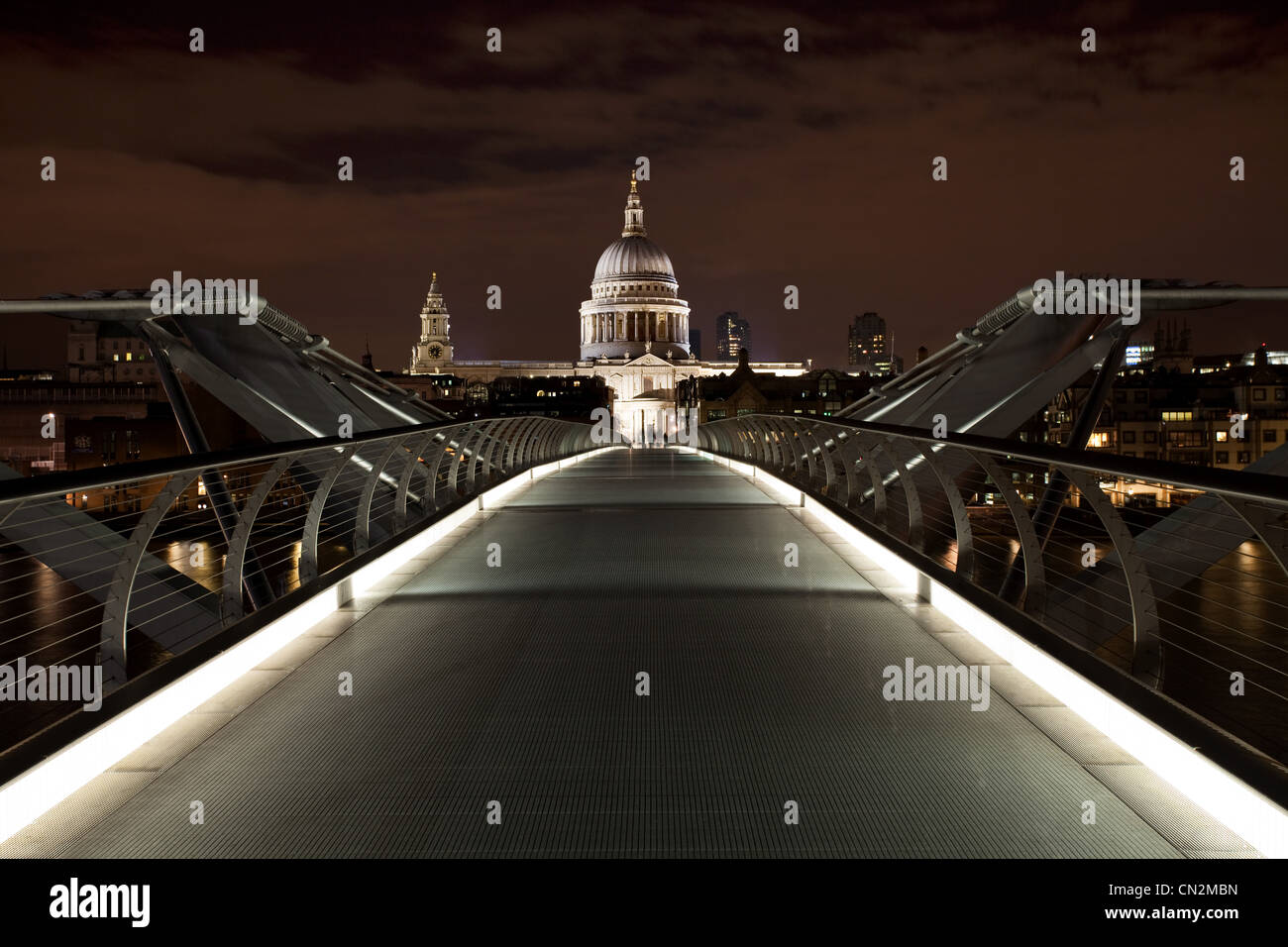 Millennium Bridge hacia la catedral de San Pablo, Londres, Reino Unido. Foto de stock