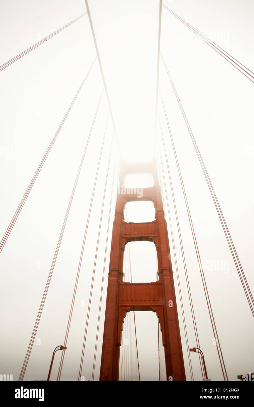Puente Golden Gate, bajo ángulo de visión Foto de stock