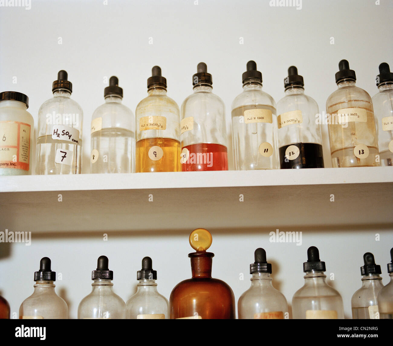 Las botellas de vidrio que contienen productos químicos Foto de stock
