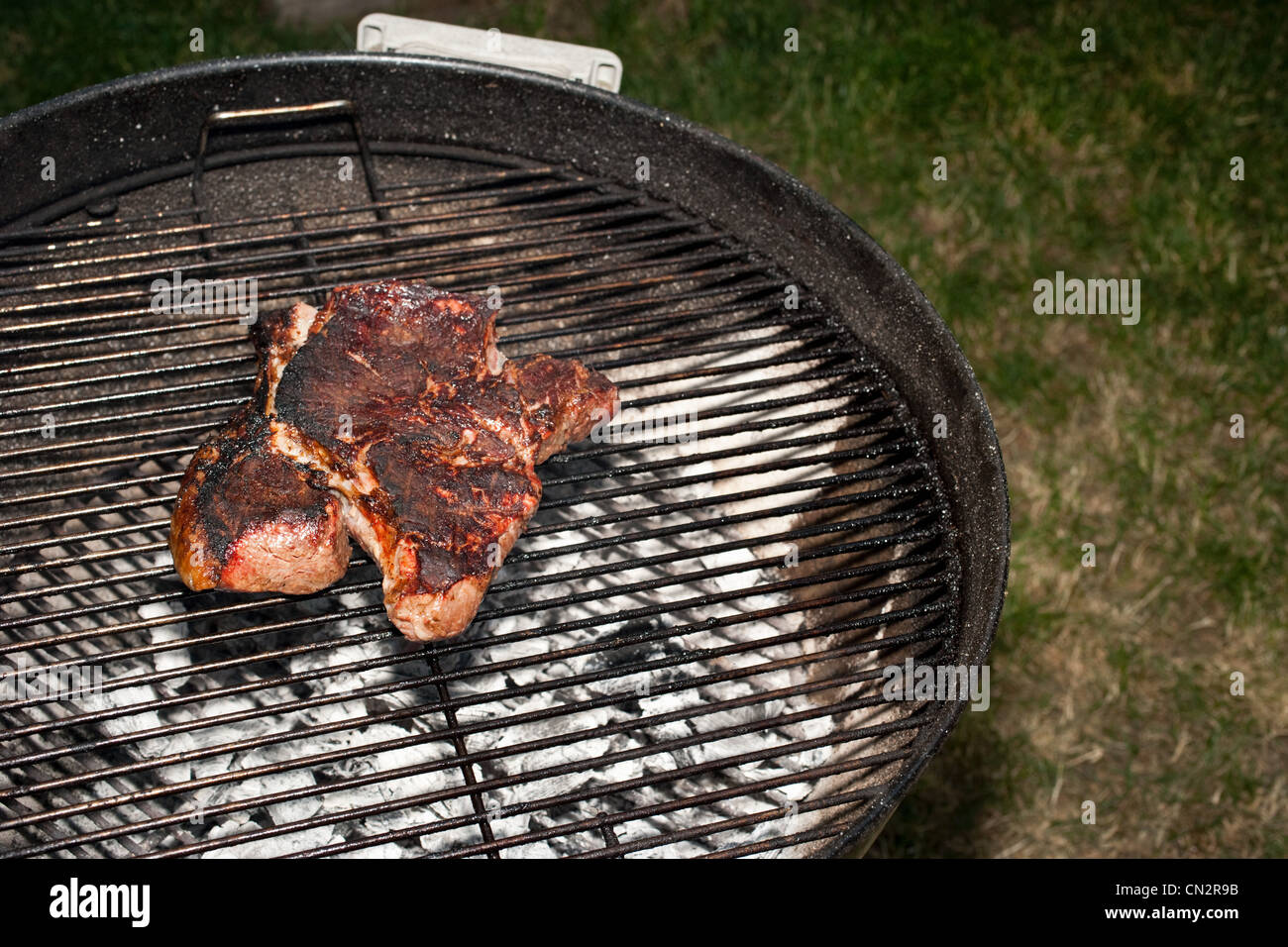 Cocinar la carne en barbacoa Foto de stock