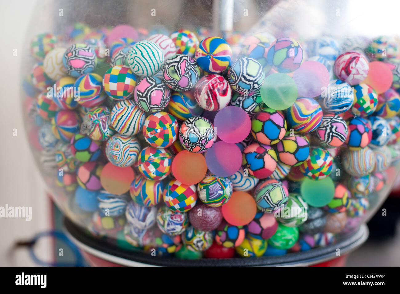 Bolas de colores en máquinas expendedoras Fotografía de stock - Alamy