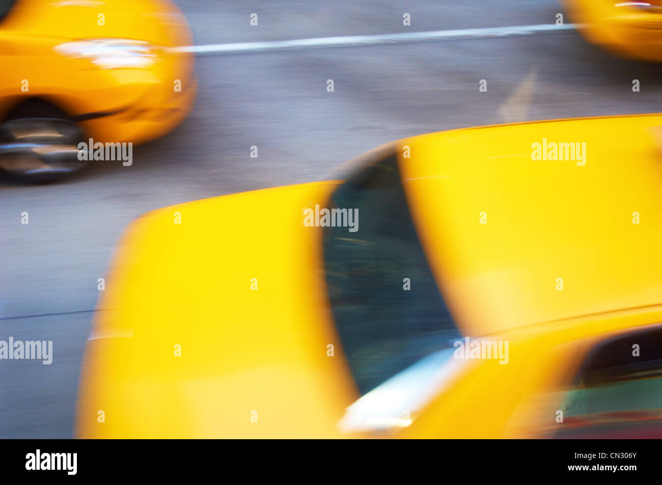 Los taxis de color amarillo en movimiento, la ciudad de Nueva York, EE.UU. Foto de stock