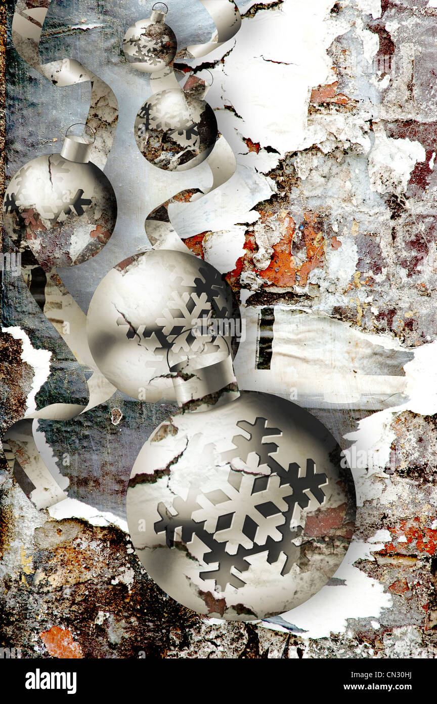 Agrietado, cariados, bola de Navidad Adornos superpuestos en texturado, peeling, pared con trozos de papel, en el estilo del surrealismo. Foto de stock