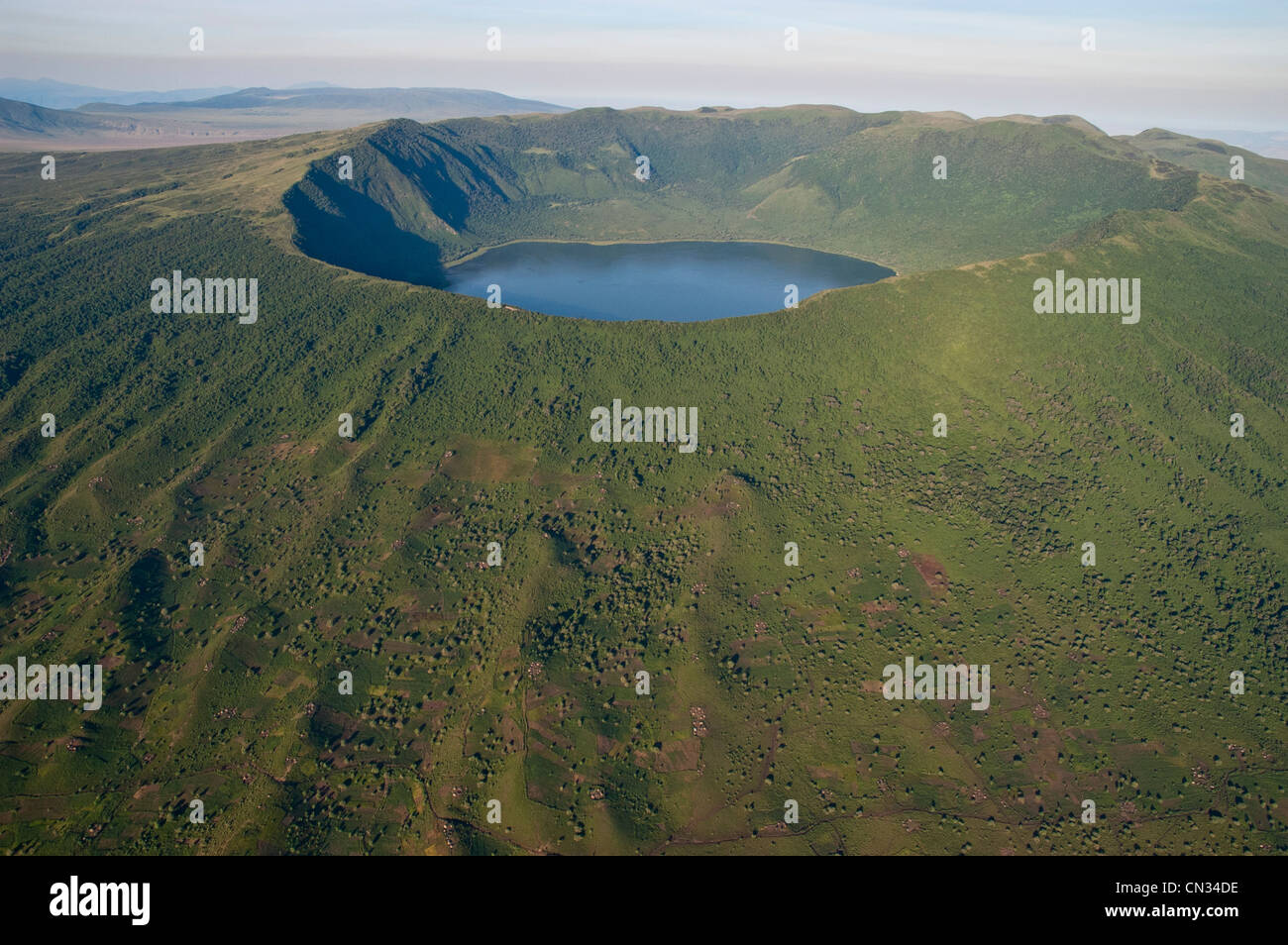 Y el lago cráter Empakai, vista aérea, Tanzania Foto de stock