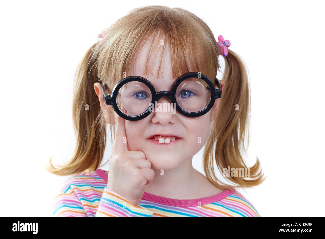 Девушка в толстых очках. Очки для детей для зрения. Дети в очках для зрения. Очки для детей для зрения для девочек. Маленькая девочка в очках.