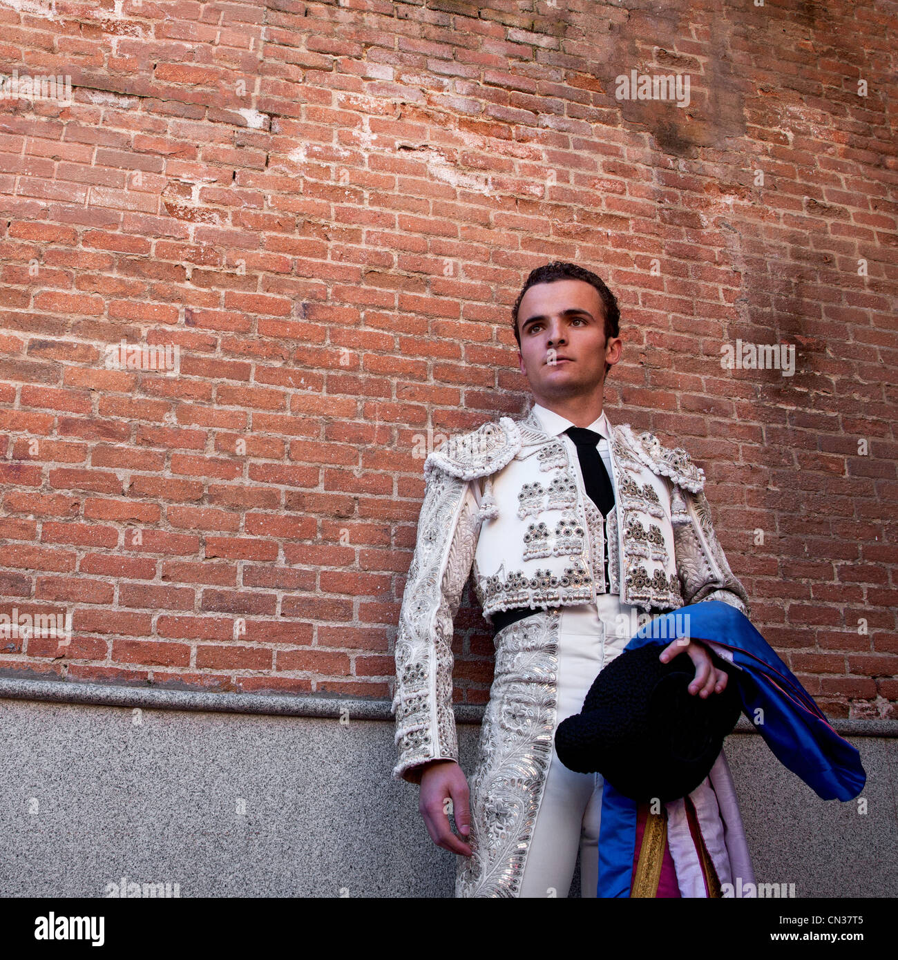 Torero vistiendo ropas tradicionales en la ceremonia de apertura, la Plaza de Toros de Las Ventas, Madrid Foto de stock