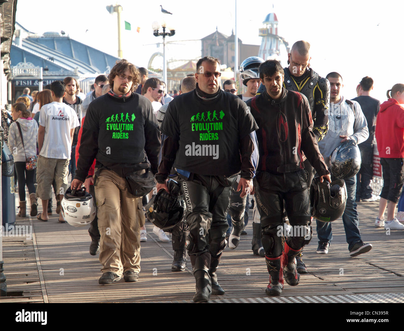 Un grupo de entusiastas de la motocicleta pasee en Brighton Pier Foto de stock