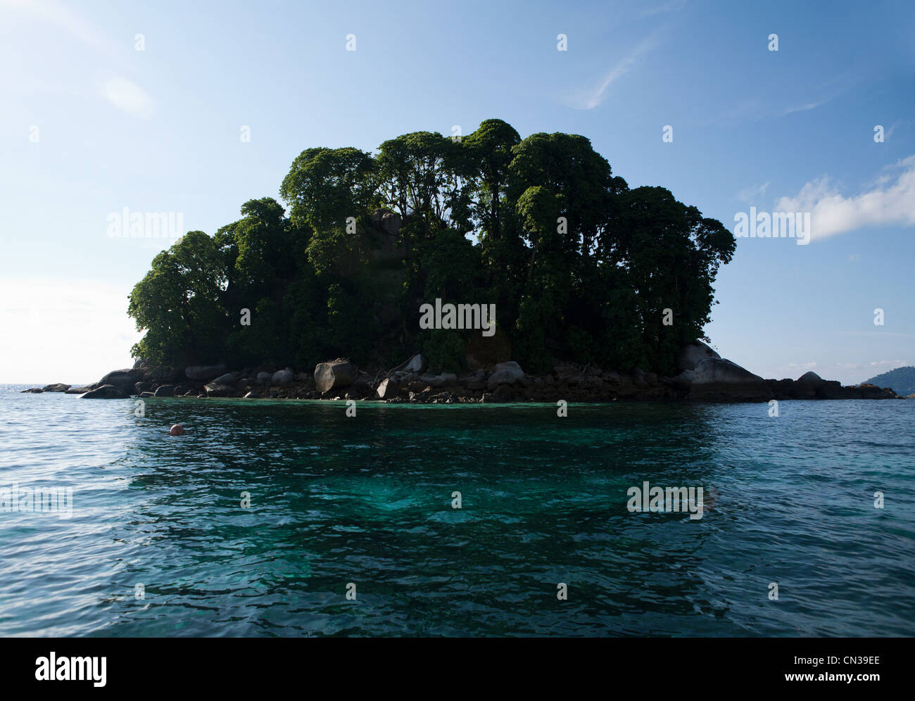 Pequeña isla en el Mar del Sur de China, cerca de la isla de Tioman, Malasia Foto de stock