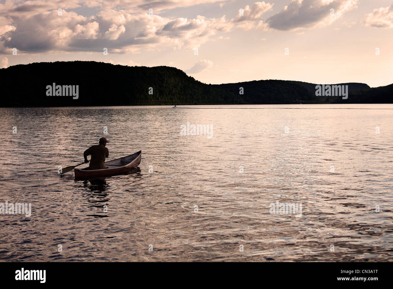 Canotaje en el lago Ontario, Canada Foto de stock