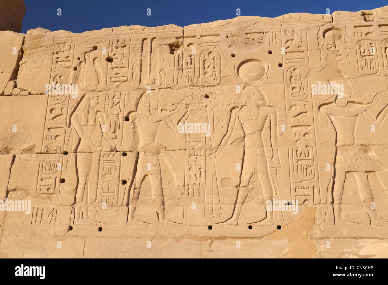 Los jeroglíficos en el templo de Amón, el templo de Karnak, Luxor, Egipto Foto de stock