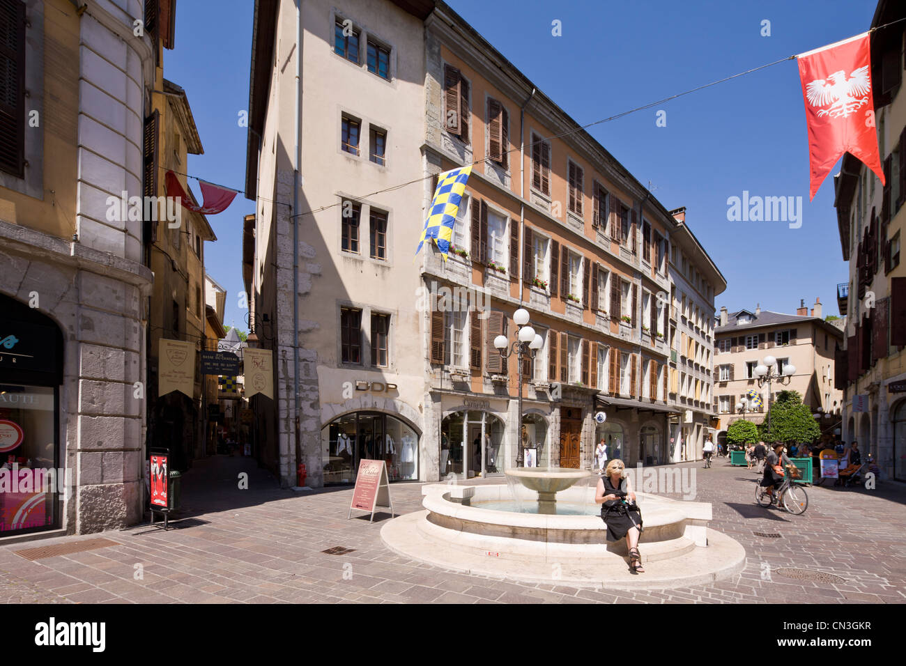 Francia, Savoie, Chambery, el casco antiguo, la fuente en la Plaza St Leger Foto de stock