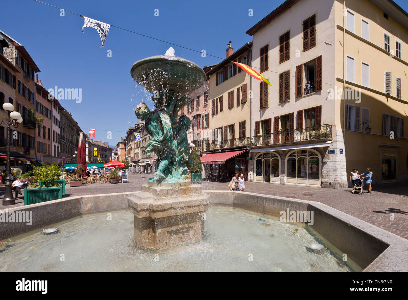 Francia, Savoie, Chambery, la ciudad vieja, querubines de la fuente en la Plaza St Leger Foto de stock