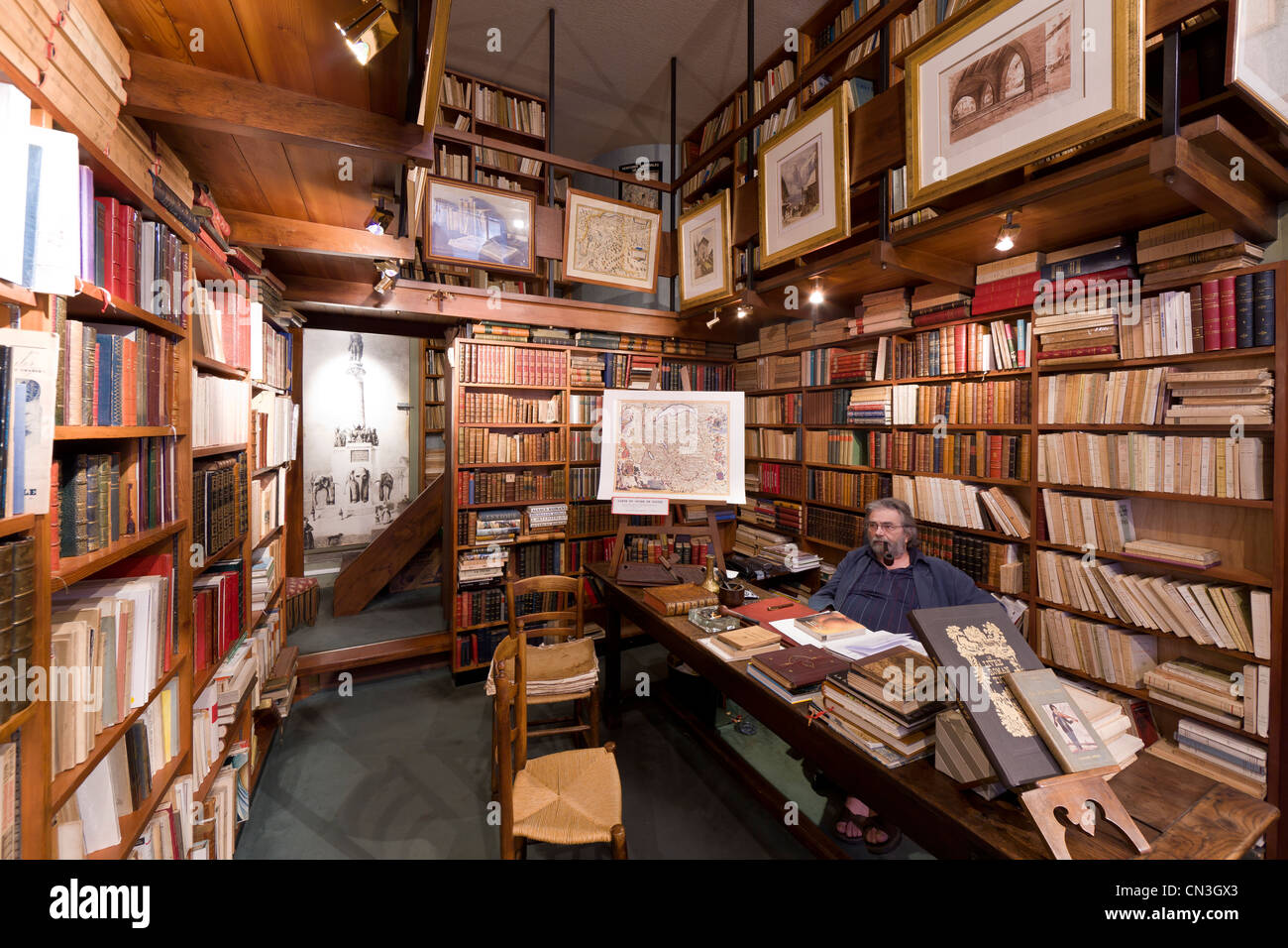 Francia, Savoie, Chambery, la ciudad vieja, Yves Cerino librería en la Rue de Boigne Foto de stock
