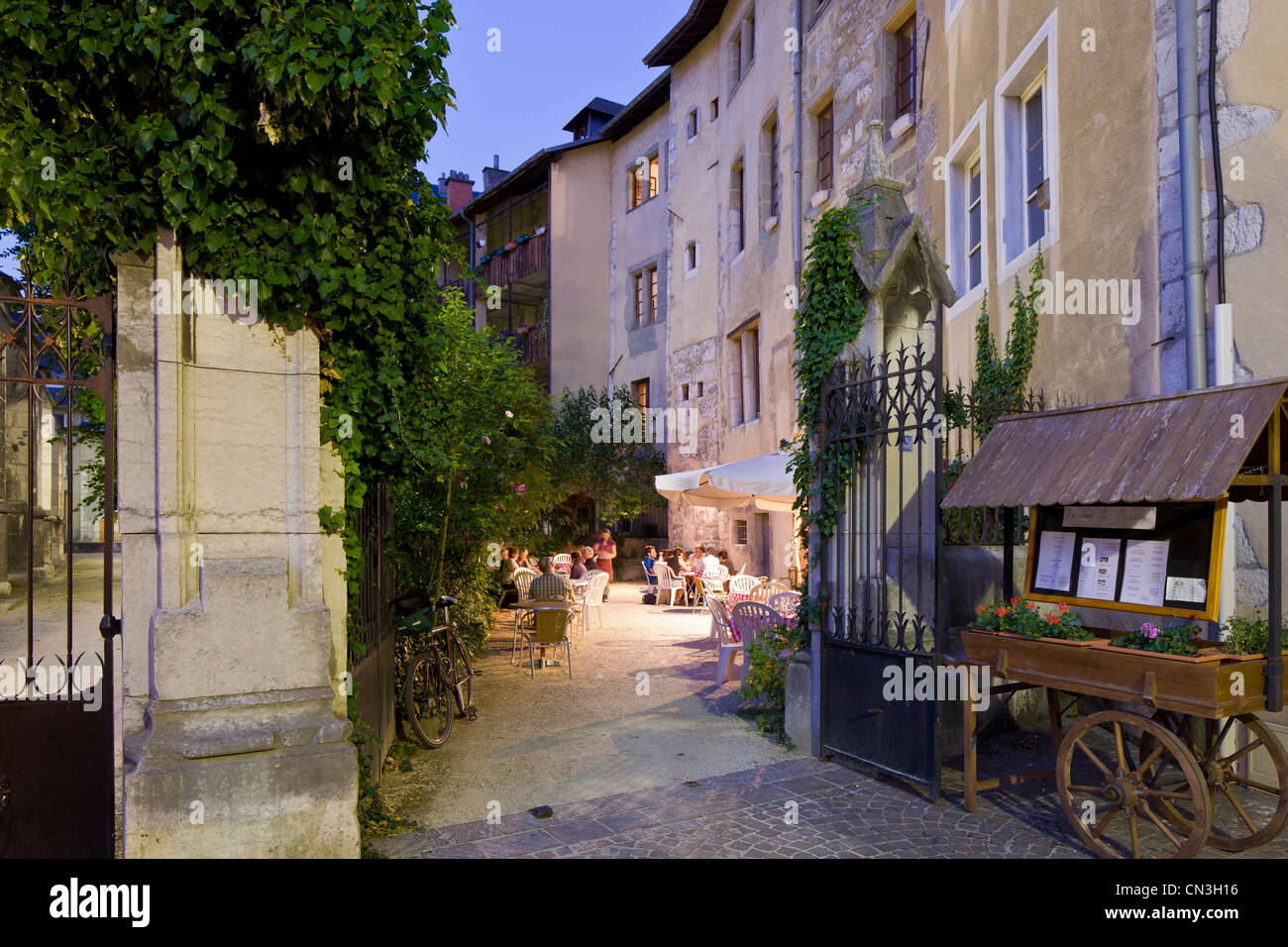 Francia, Savoie, Chambery, el casco antiguo de la ciudad, restaurante en la Place de la Metropole Foto de stock