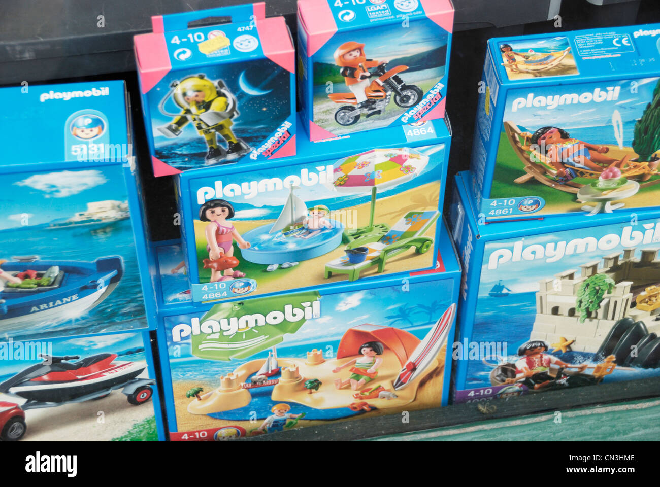 Cajas de Playmobil en un escaparate Fotografía de stock - Alamy