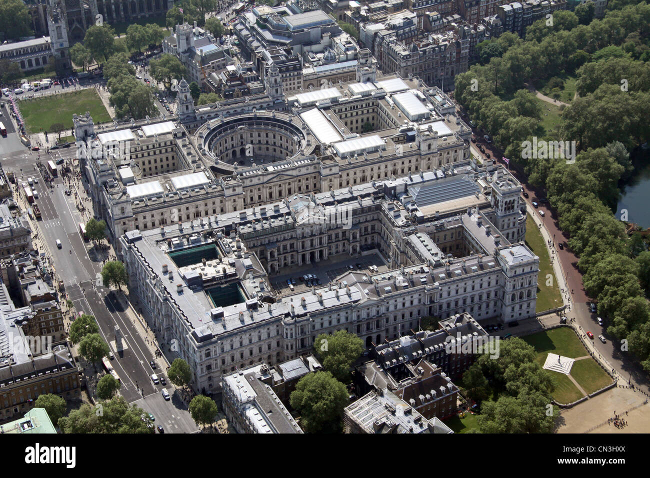 Vista aérea de 10 Downing Street, Treasury Buildings, FCO, oficinas gubernamentales, Oficina del Gabinete, Whitehall, Londres Foto de stock